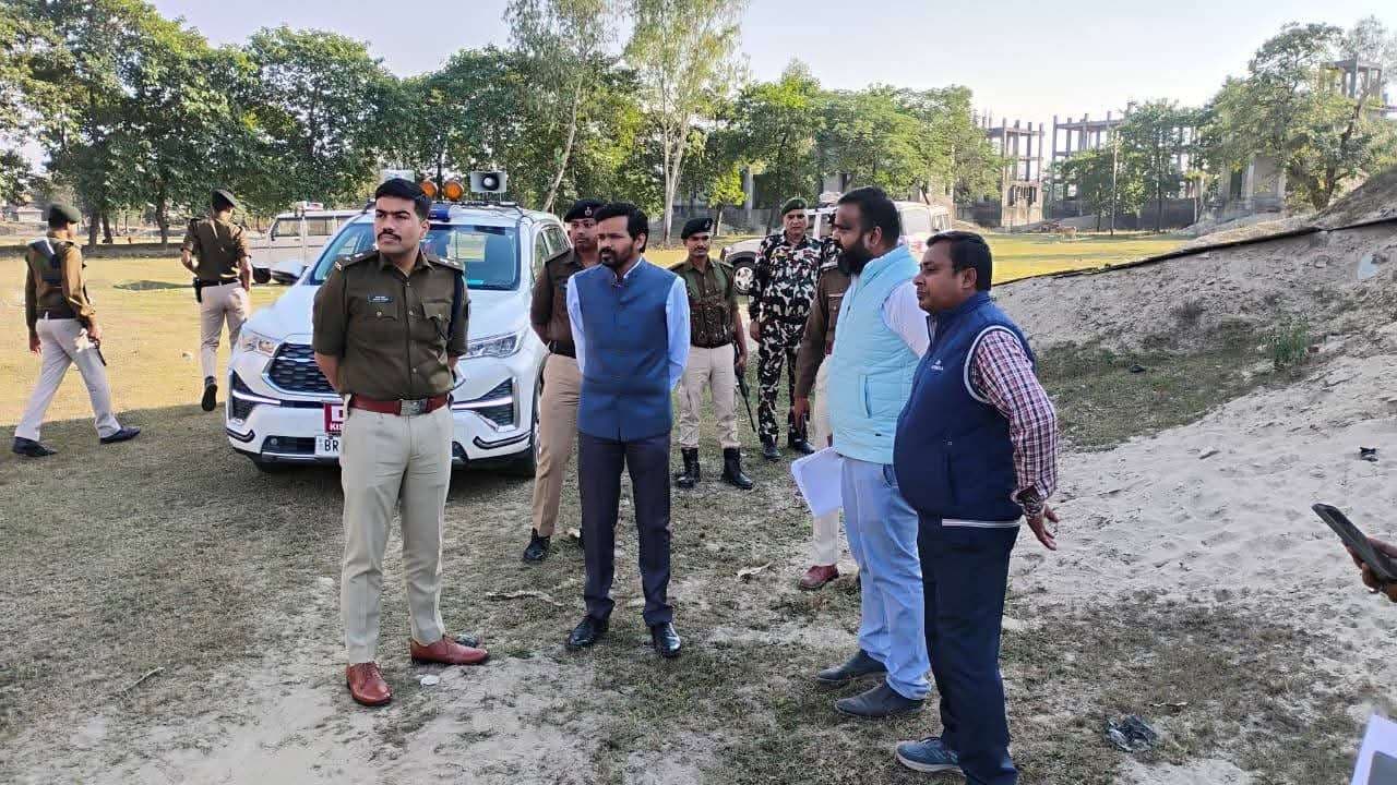 डीएम-एसपी ने निर्माणाधीन पुलिसलाइन भवन का किया निरीक्ष्ण