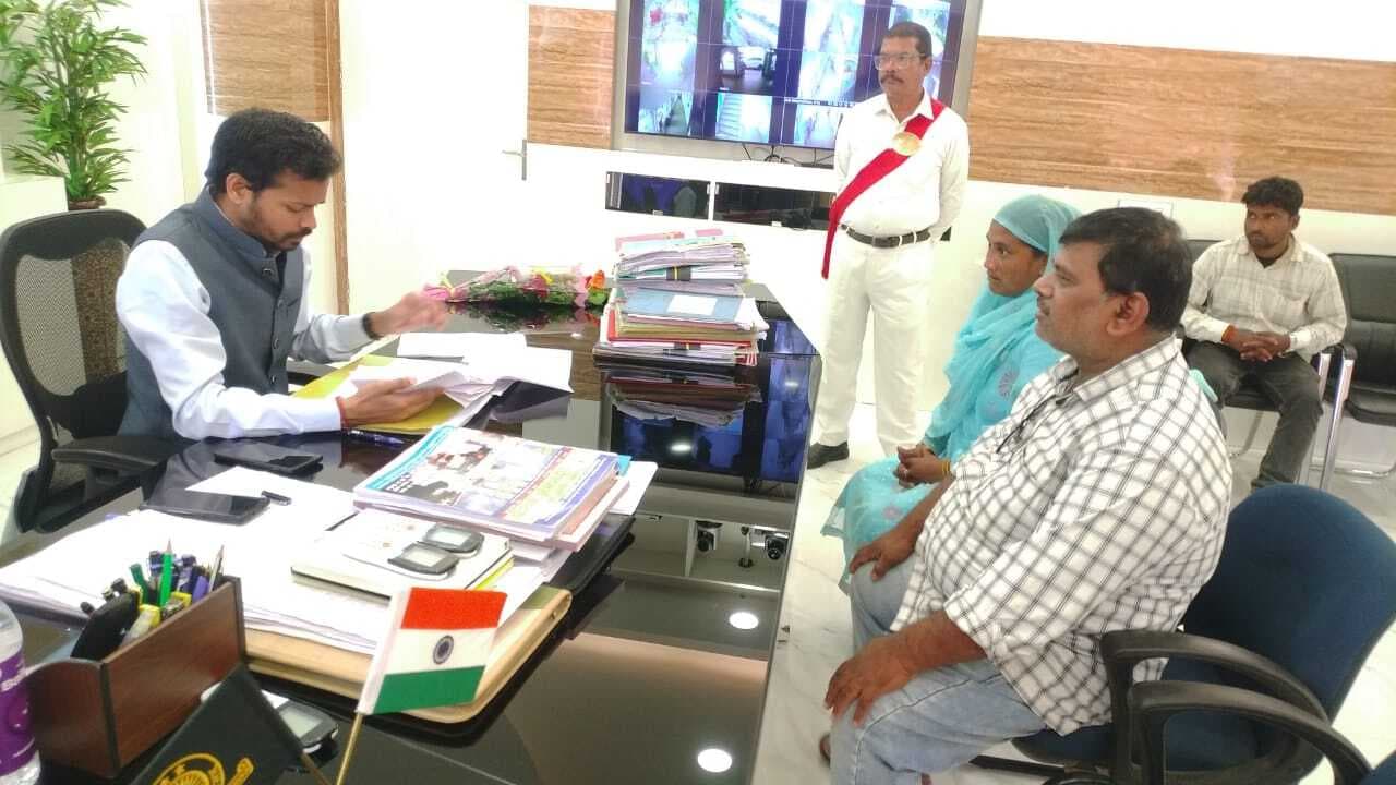 डीएम ने आमजनों की सुनीं सुमस्याएं