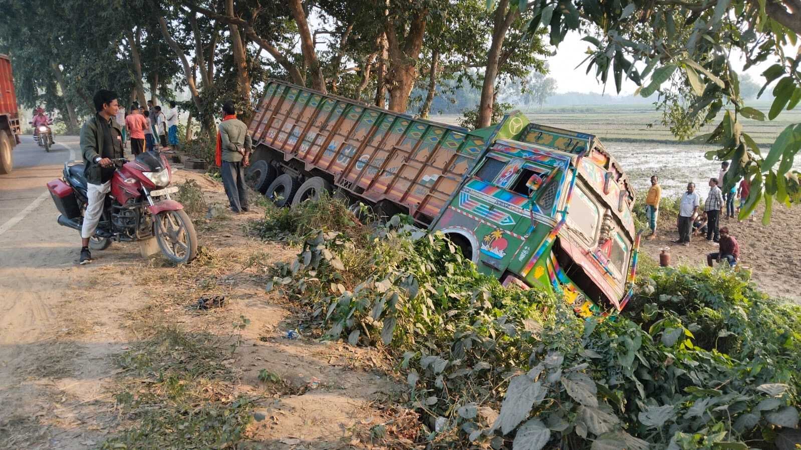 सिमरिया पुल के निकट ट्रक दुर्घटनाग्रस्त