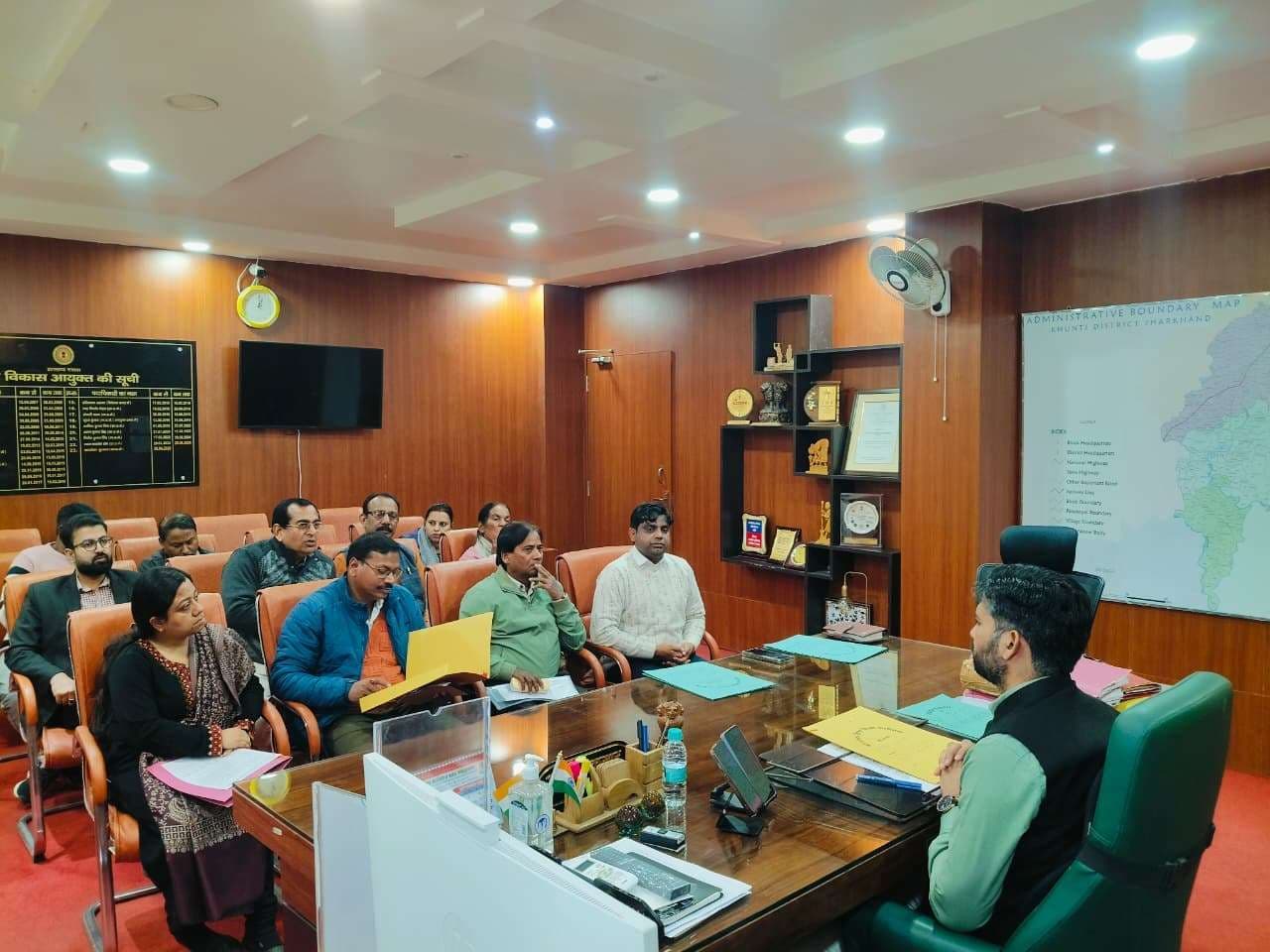 नियमित रूप से विद्यार्थियों की स्वास्थ्य जांच और दवा वितरण का निर्देश