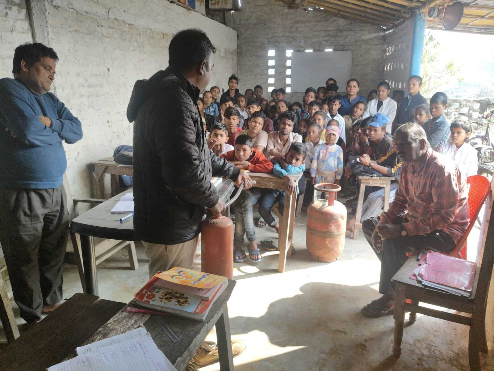 अग्नि सुरक्षा को लेकर स्कूली बच्चों एवं शिक्षकों को किया जागरूक