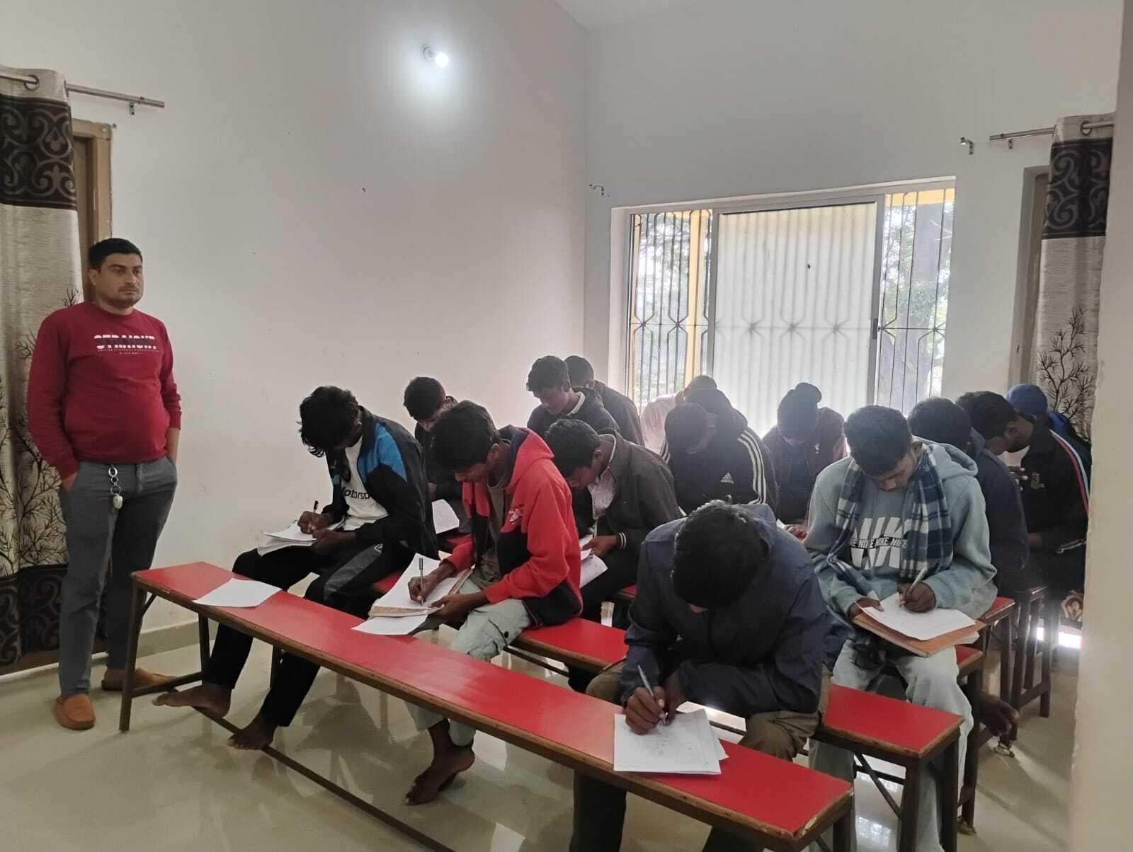 बोर्ड परीक्षा को लेकर मासिक जांच परीक्षा आयोजित