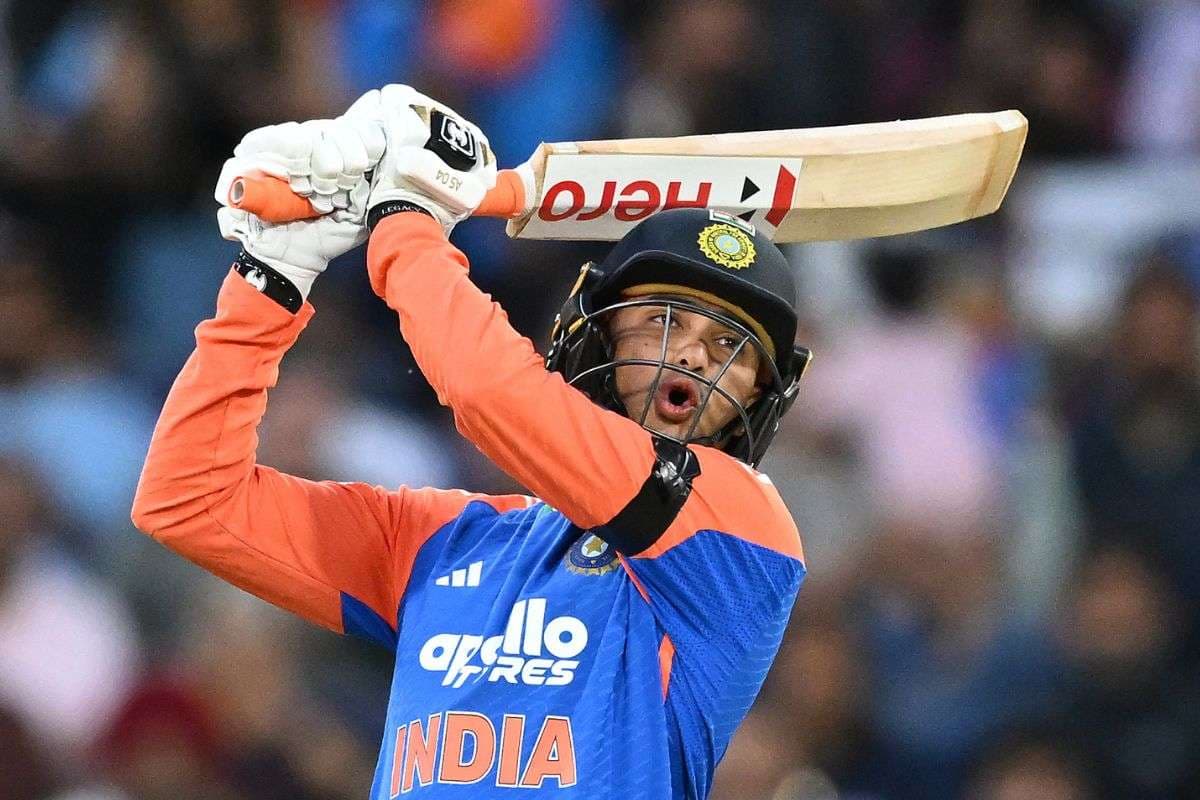 सुबह 4 बजे उठना, बड़े-बड़े छक्के जड़ना और गलतियों पर युवराज की डांट खाना, ये है अभिषेक शर्मा की कहानी