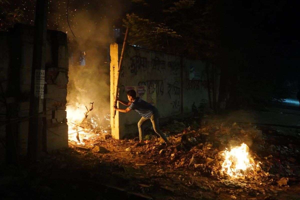 बांग्लादेश में भीड़ ने BNP नेता के घर में लगाई आग, 7 साल की बच्ची जलकर हुई मौत, दो बेटियां गंभीर रूप से घायल