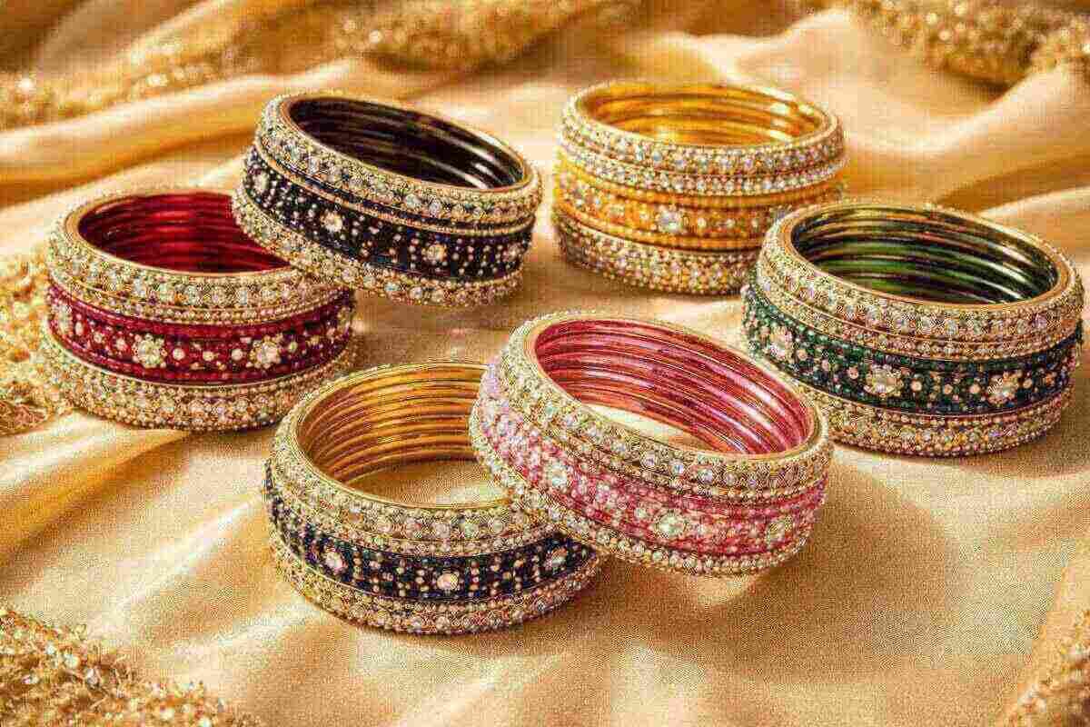 Bangles Design: खास मौके पर दिखना है सबसे अलग, तो यहां देखें अलग-अलग रंग के बैंगल्स डिजाइन आइडियाज