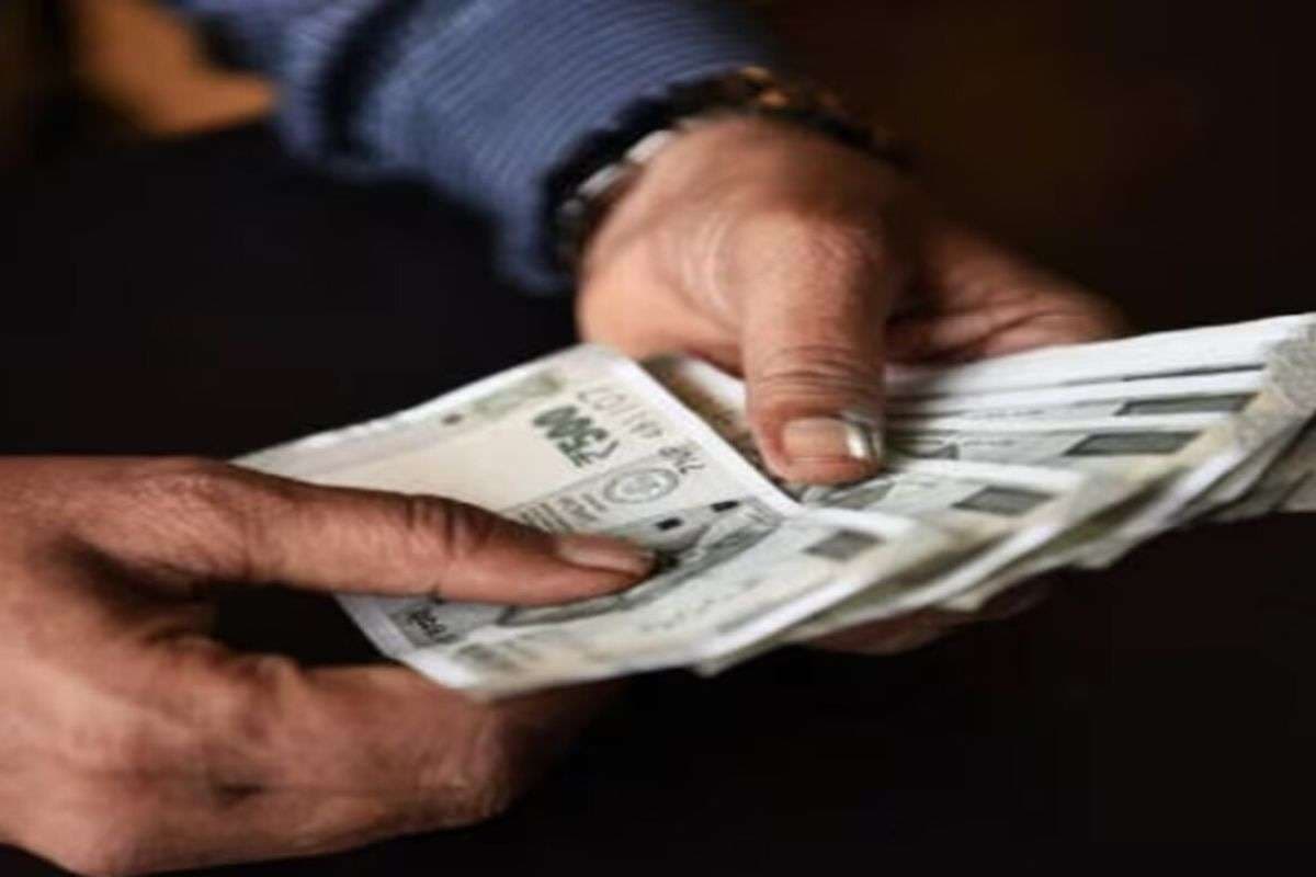 1 जनवरी से कटने लगेंगे आपके अकाउंट से पैसे? Airtel समेत इन बैंकों ने लागू किए नए नियम, अभी चेक करें लिस्ट