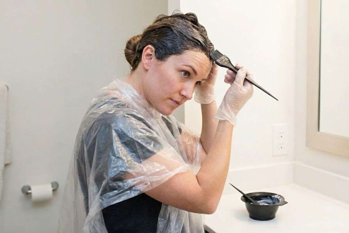 How To Apply Hair Colour: बिना कान और आस-पास दाग लगे ऐसे लगाएं हेयर कलर, जानिए सही तरीका