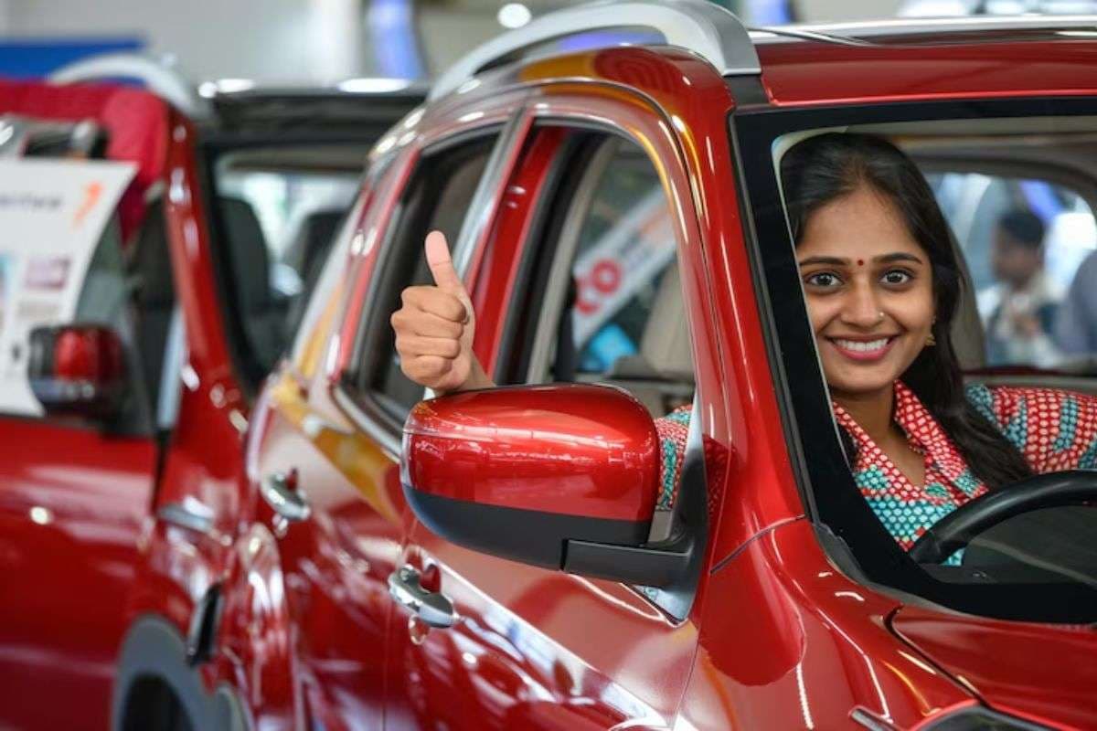 New Year 2026 Astrology Remedies: नई गाड़ी खरीदते ही मत करें मोबाइल कैमरा चालू , 5G स्पीड से लग सकती है नजर