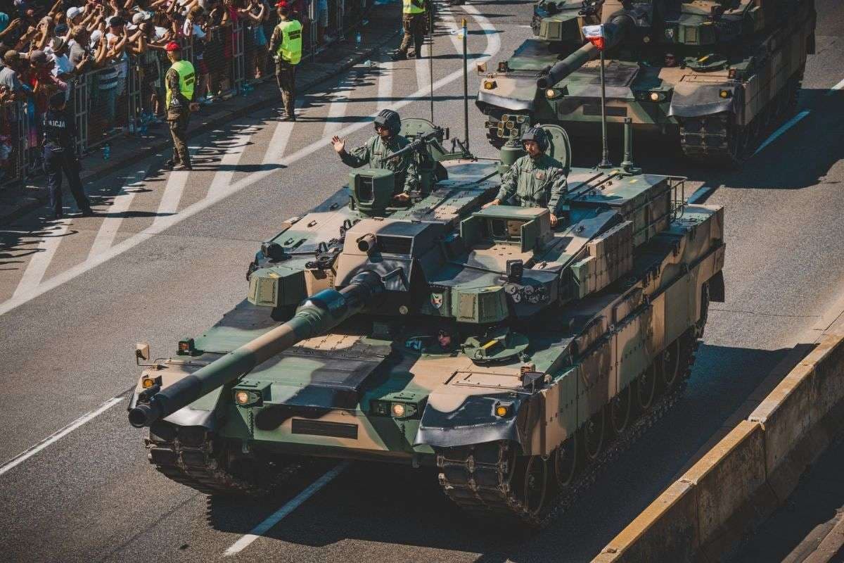 यूक्रेन के पड़ोसी पोलैंड की बड़ी तैयारी! अरबों रुपये खर्च करेगा देश, जानें क्या है पूरा प्लान