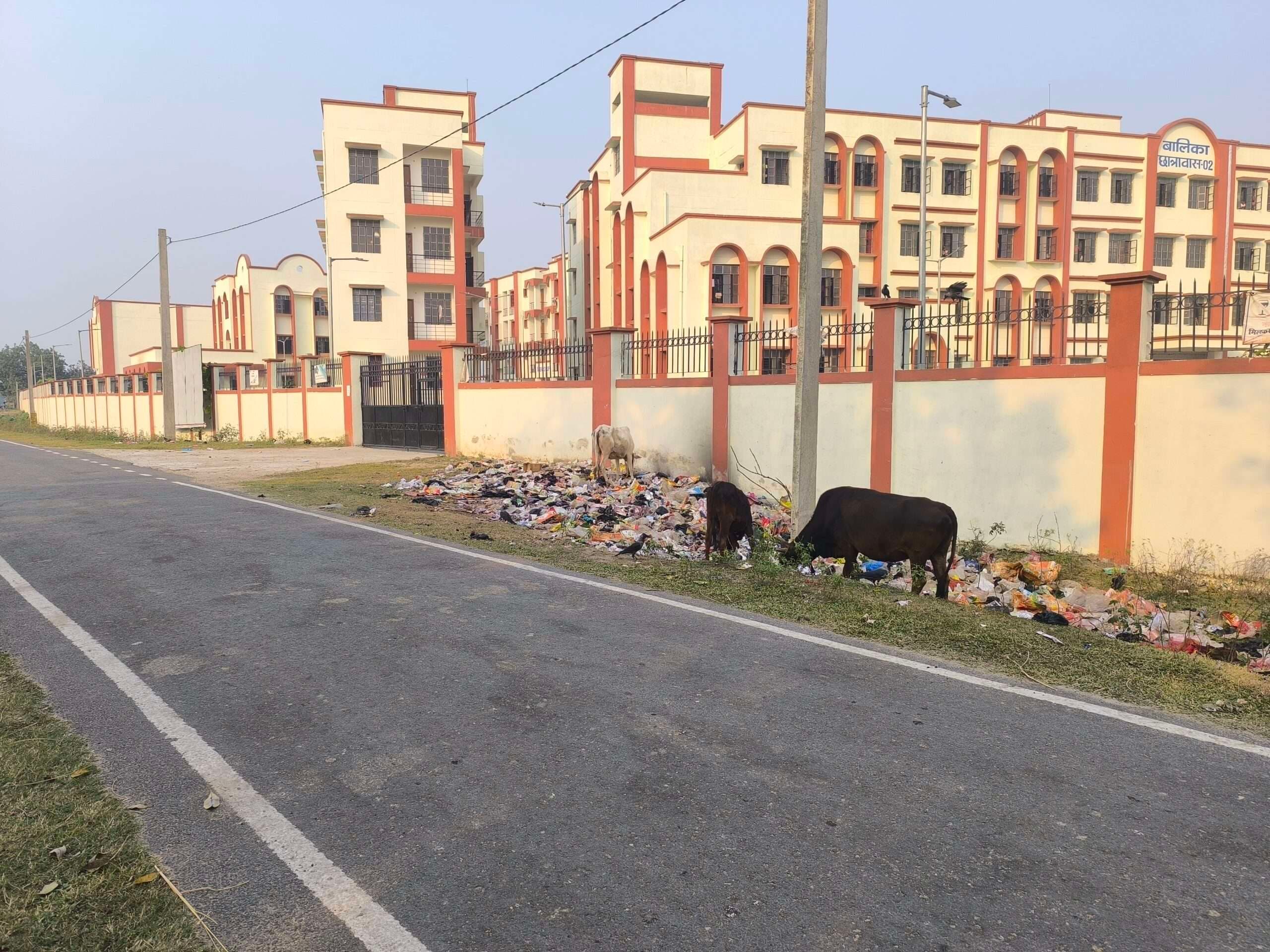 शिक्षा मंदिर के आगे कचरों का लगता है अंबार