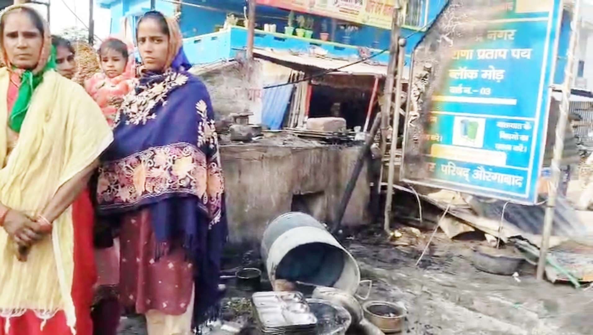 मनचलों ने होटल व खटाल में लगायी आग, महिला झुलसी, लाखों का नुकसान