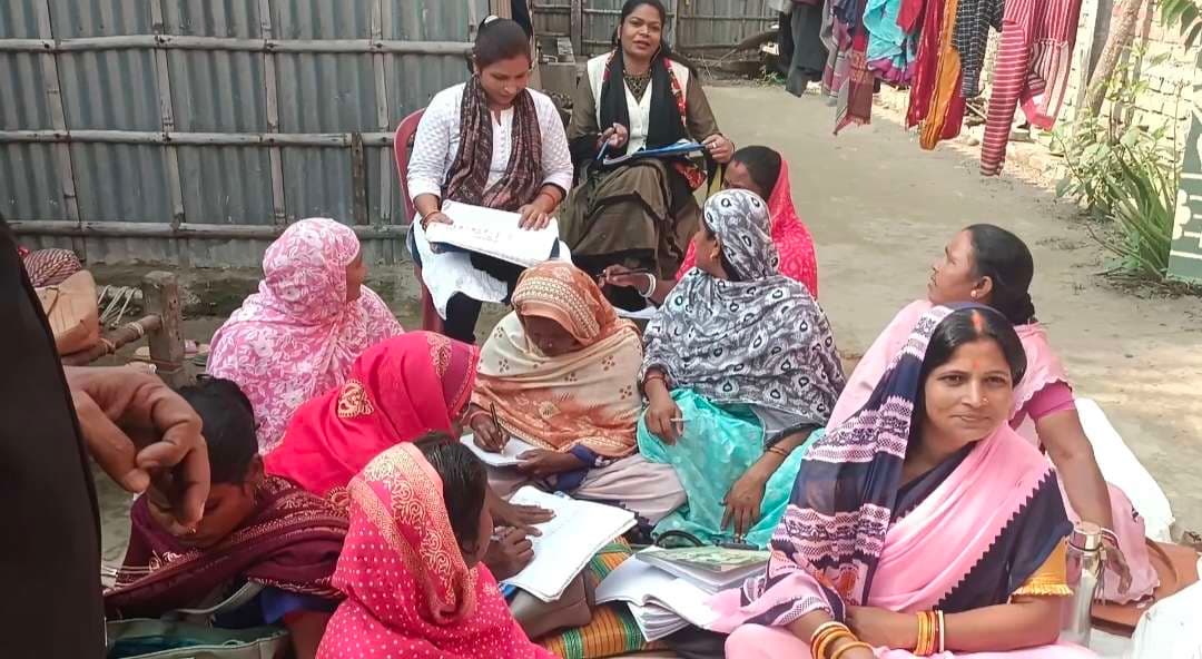 आशा के साथ बैठक में स्वास्थ्य योजनाओं की समीक्षा