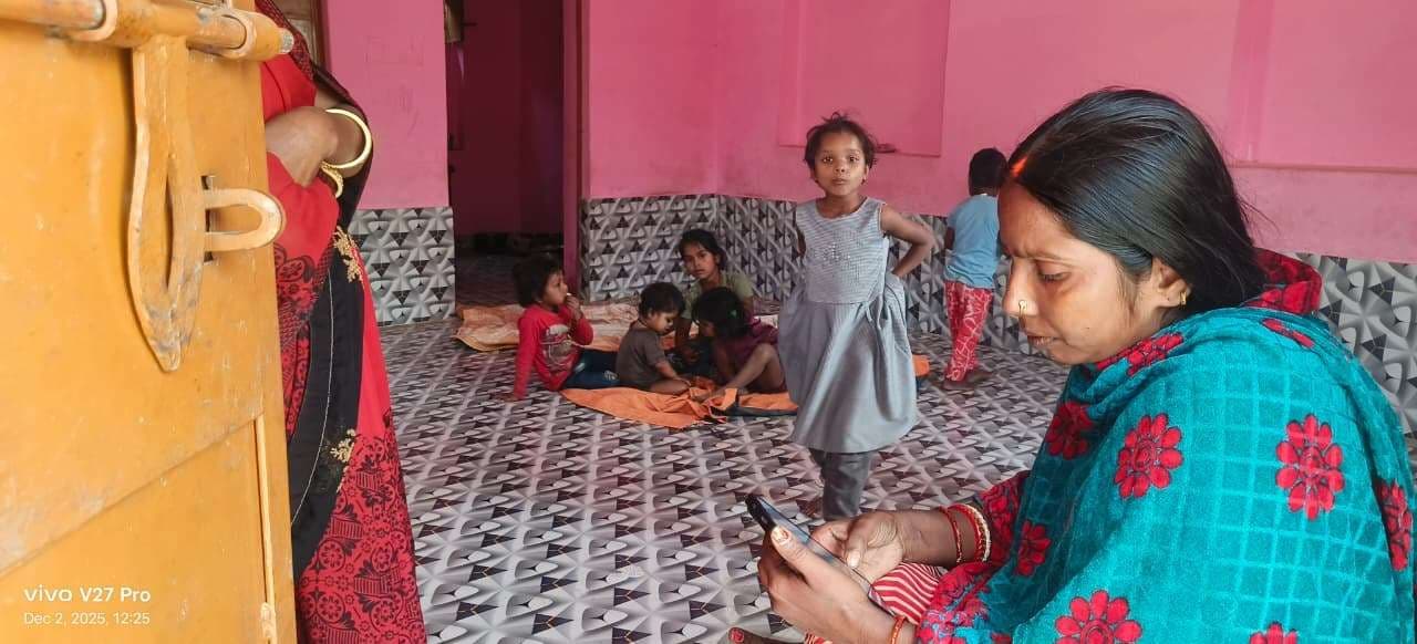 गमैल आंगनबाड़ी केंद्र संख्या 82 में कुर्सी पर मोबाइल देखने में व्यस्त दिखी सेविका