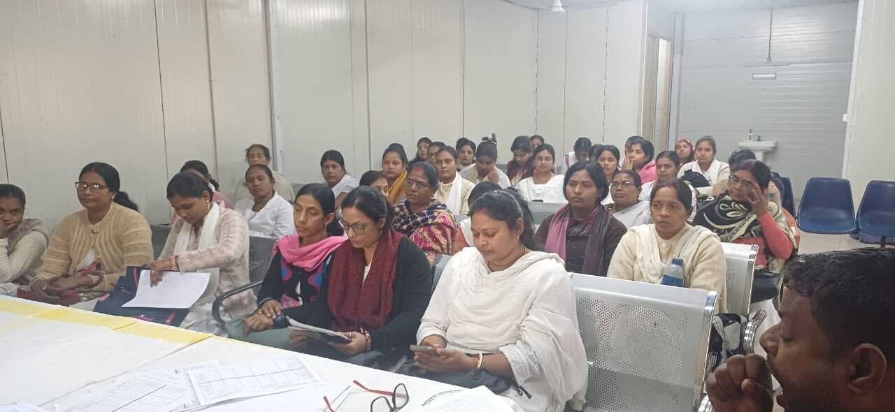 घर-घर जाकर लाभुकों को स्वास्थ्य योजनाओं के प्रति जागरूक करें : डॉ आर्य