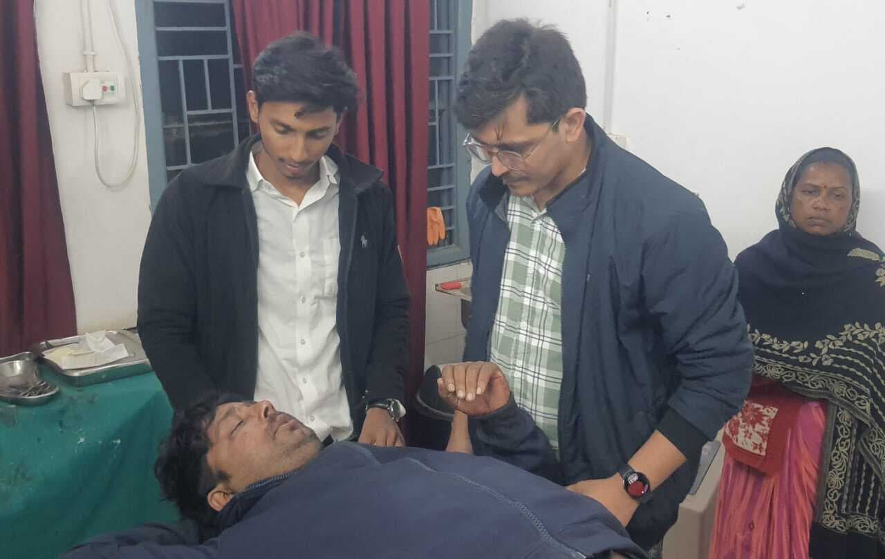 बाइक की टक्कर में संग्रामपुर निवासी युवक घायल