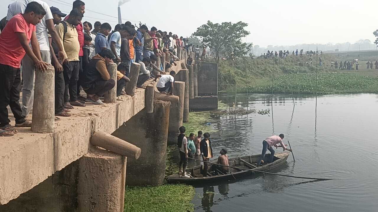 मुर्गा लदा ई- रिक्शा रमजान नदी में गिरा, चालक तैरकर बचायी जान