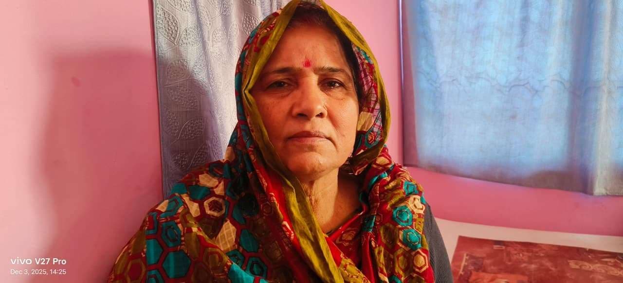 दिनदहाड़े घर में घुसकर बदमाशों ने महिला के गले से सोने का चेन छीन हुए फरार