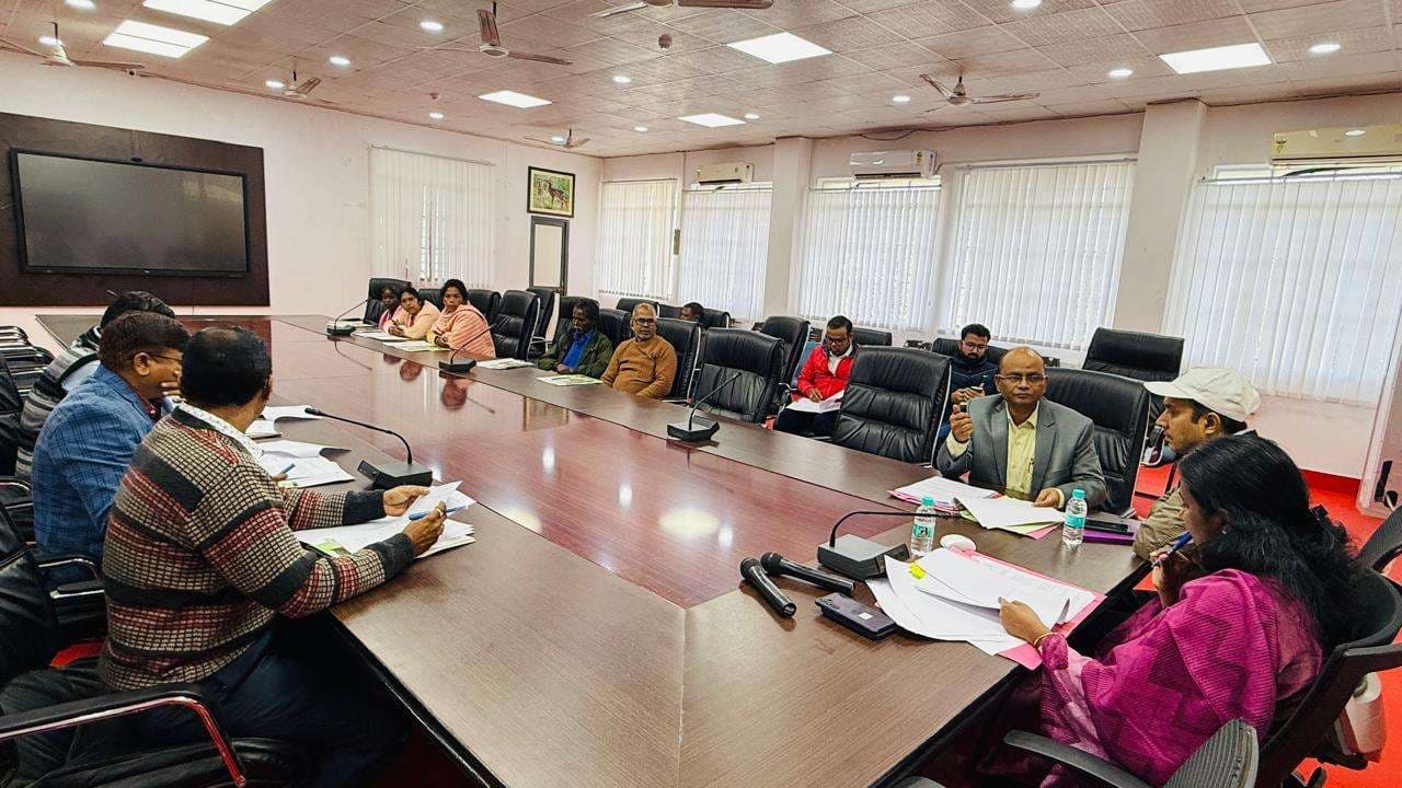 बाजार से वनोपज और कृषि उत्पादों की खरीदारी करें : उपायुक्त