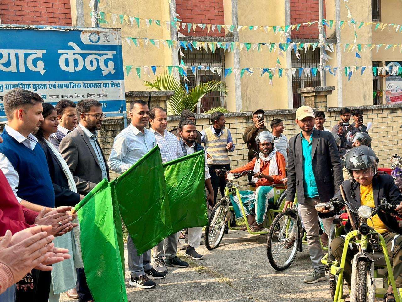 35 लाभुकों को मिली बैटरी चालित ट्राइसाइकिल