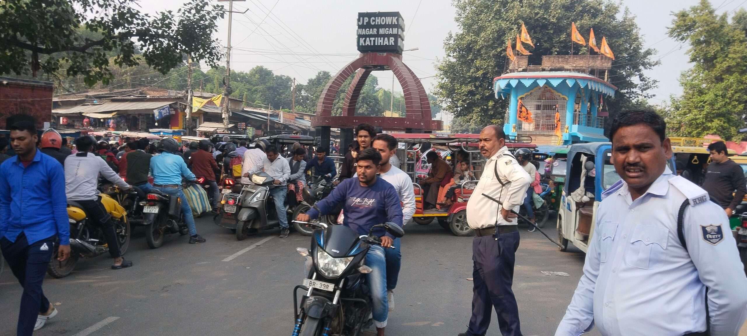ओवर ब्रिज पर दुर्घटनाग्रस्त ट्रक खड़ी रहने से ट्रैफिक चरमराई