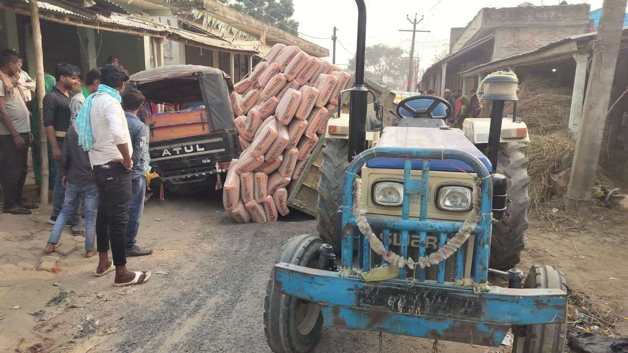 ओवरलोड सीमेंट लदा ट्रैक्टर का डाला ऑटो पर पलटा, घंटों सड़क जाम