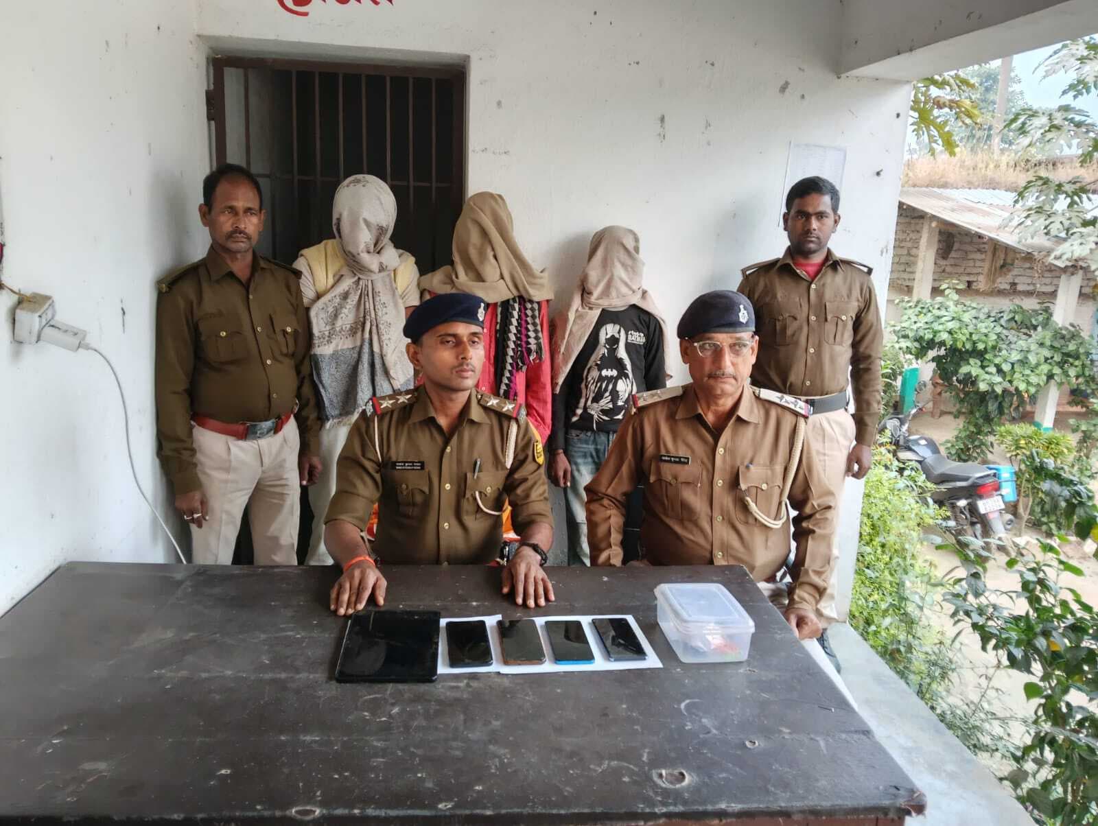 मोबाइल चोरी में तीन धराये, चार मोबाइल व एक टैब बरामद
