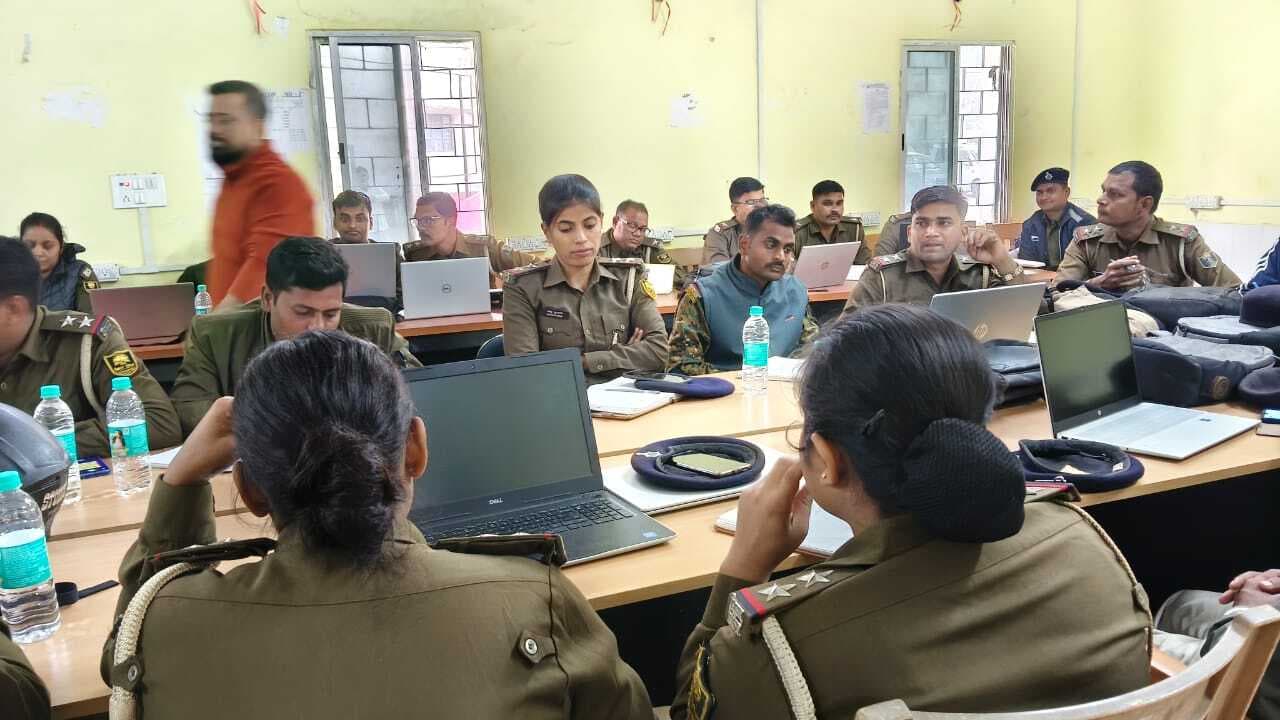 थानाध्यक्ष व जांचकर्ता को डिजिटल प्लेटफार्म का दिया प्रशिक्षण