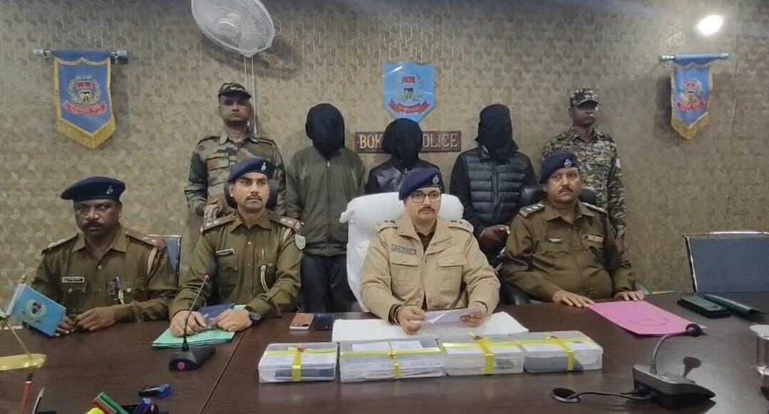 Bokaro News : जरीडीह बाजार में आभूषण व्यवसायी से लूट के प्रयास मामले में तीन अपराधी गिरफ्तार
