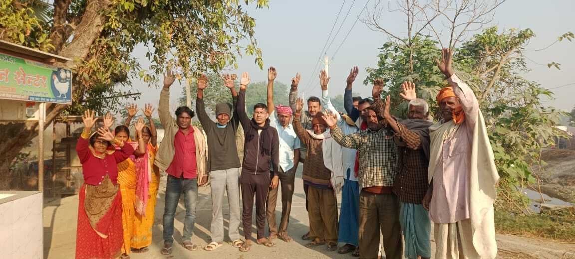 सिपाया में फसल क्षति मुआवजा की मांग को लेकर किसानों ने किया प्रदर्शन
