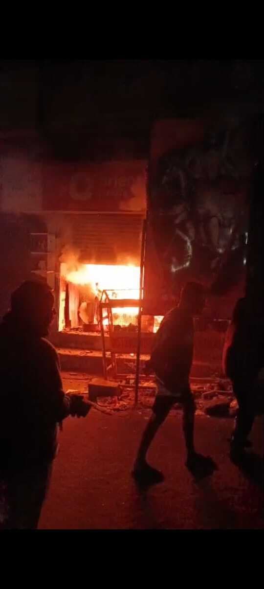 मोबाइल दुकान में लगी आग