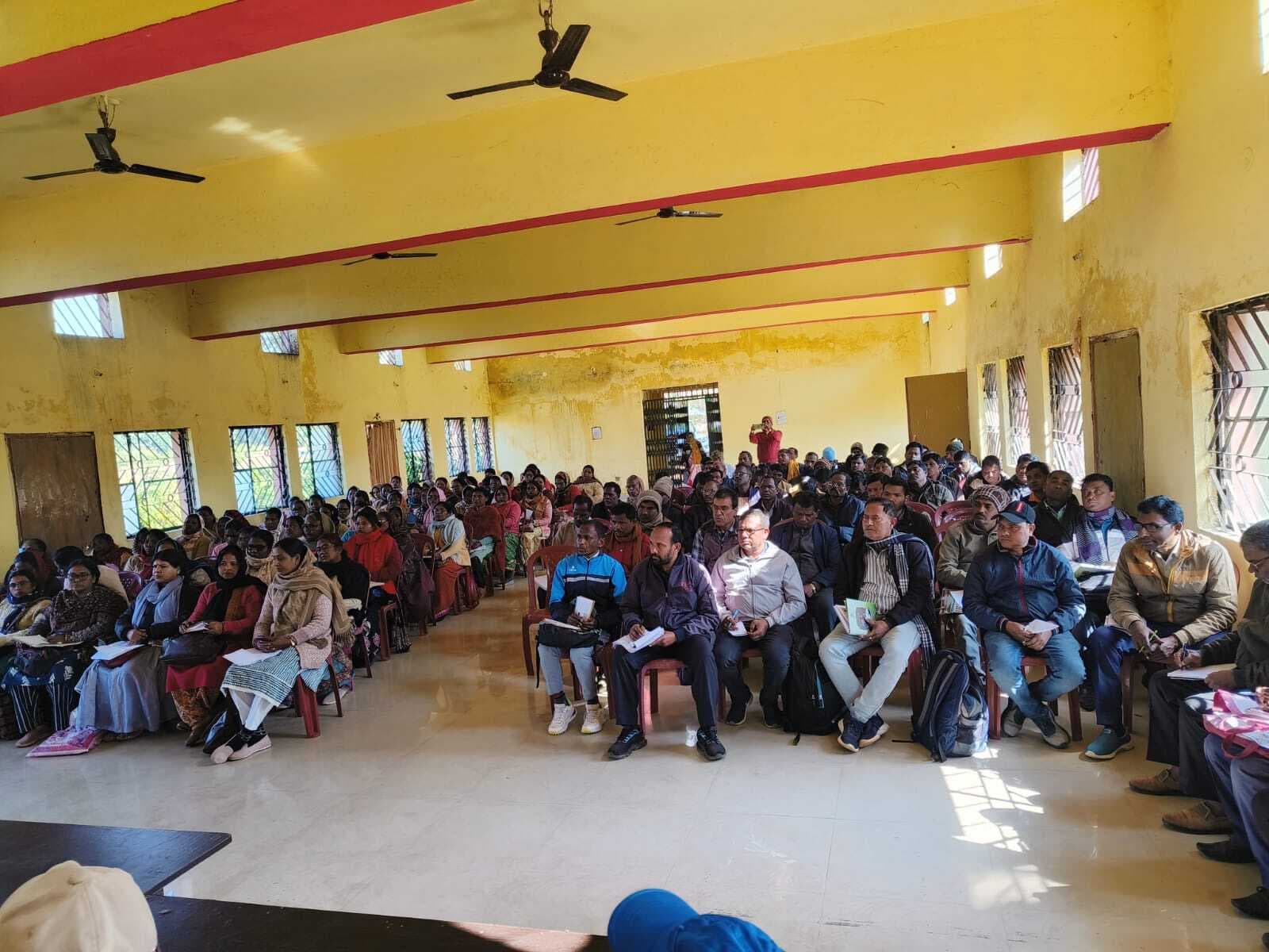 बच्चों को मेनू के अनुसार भोजन दें