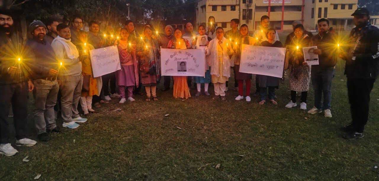 शिक्षिका शिवानी हत्याकांड के विरोध में निकाला कैंडल मार्च