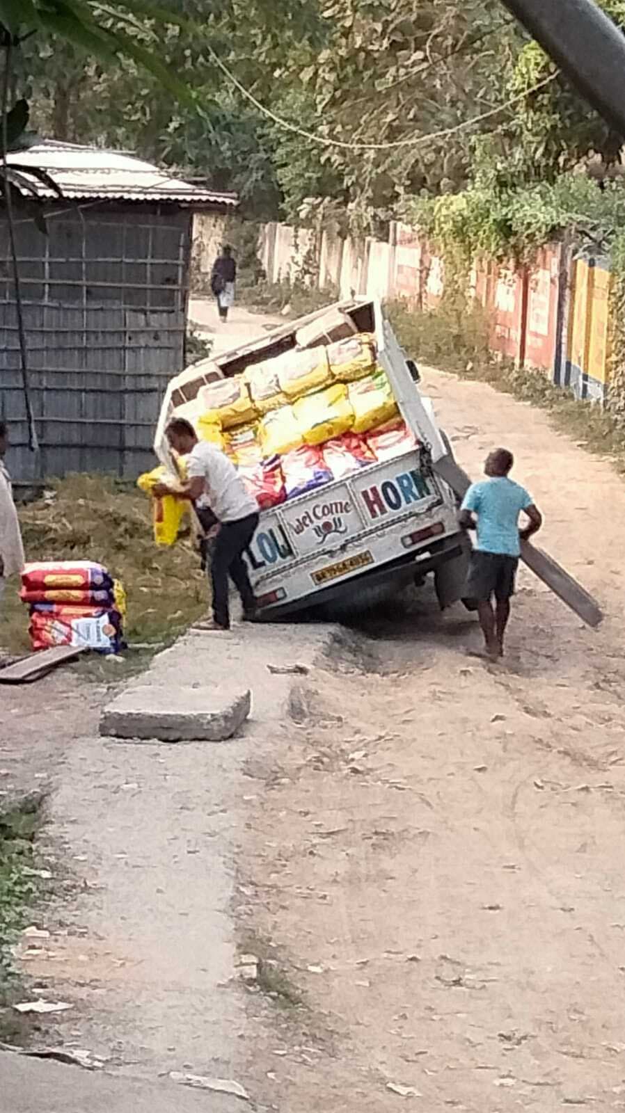 वार्ड छह में टूटे नाले में पिकअप फंसा