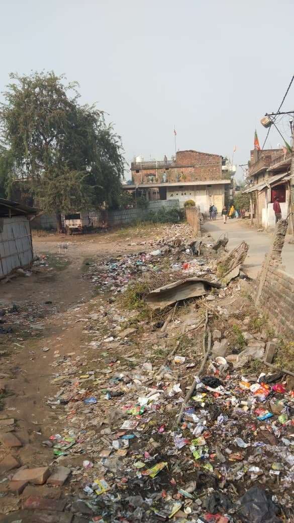 शहर का वार्ड 41 बना कचरा डंपिंग यार्ड, लोगों को हो रही परेशानी