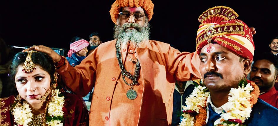 Bhagalpur news मंदिर प्रबंधन की पहल से कई बेटियों की झोली में आयी खुशियां