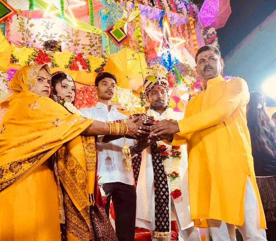 फुलवरिया में दहेज-मुक्त विवाह बना मिसाल, पौधे देकर किया एक-दूसरे का स्वागत