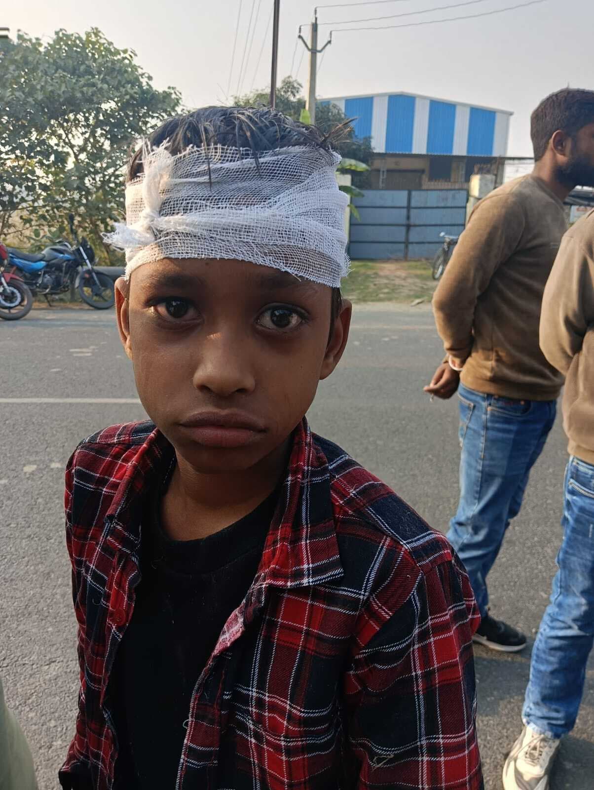 थावे में साइकिल सवार को बचाने के दौरान टेंपो पलटा, दो घायल