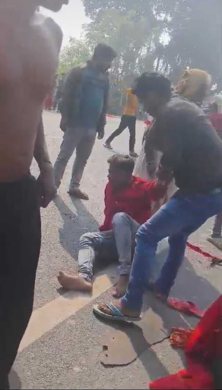 ऑटो को तेज रफ्तार ट्रक ने पीछे से मारी टक्कर, दर्जन भर यात्री घायल