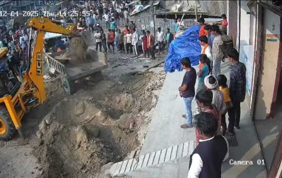 निजी स्कूल के सामने जेसीबी से खुदाई से आक्रोशित है लोग