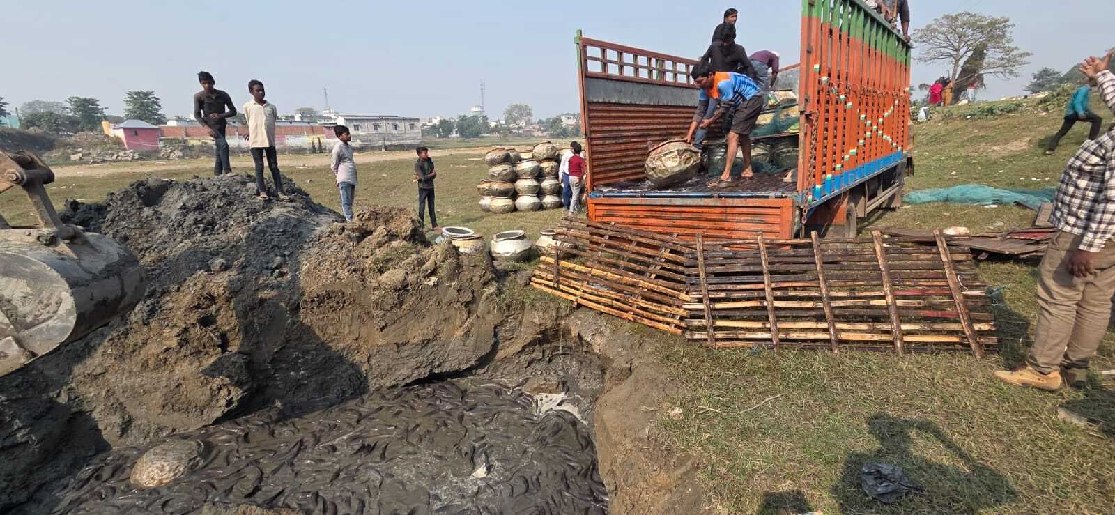 मत्स्य विभाग ने तीन लाख की मांगुर मछली बरामद कर किया नष्ट