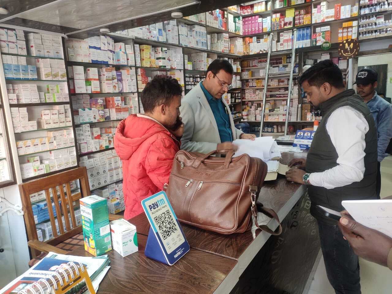 शहर के दवा दुकानों का किया निरीक्षण