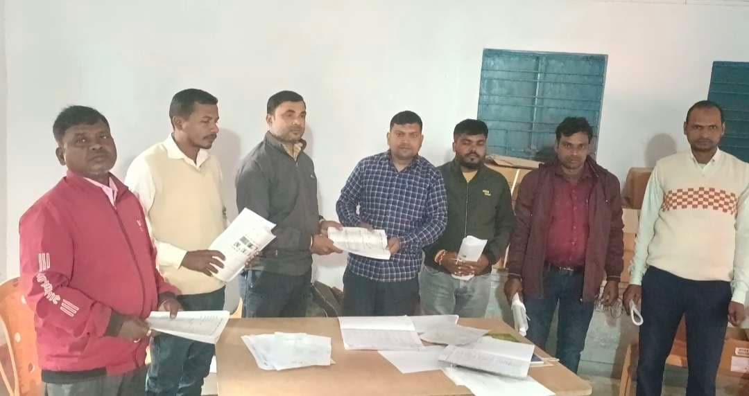 नवअक्षरों के प्राप्तांक व ग्रेडिंग को प्रश्न पत्र बांटा