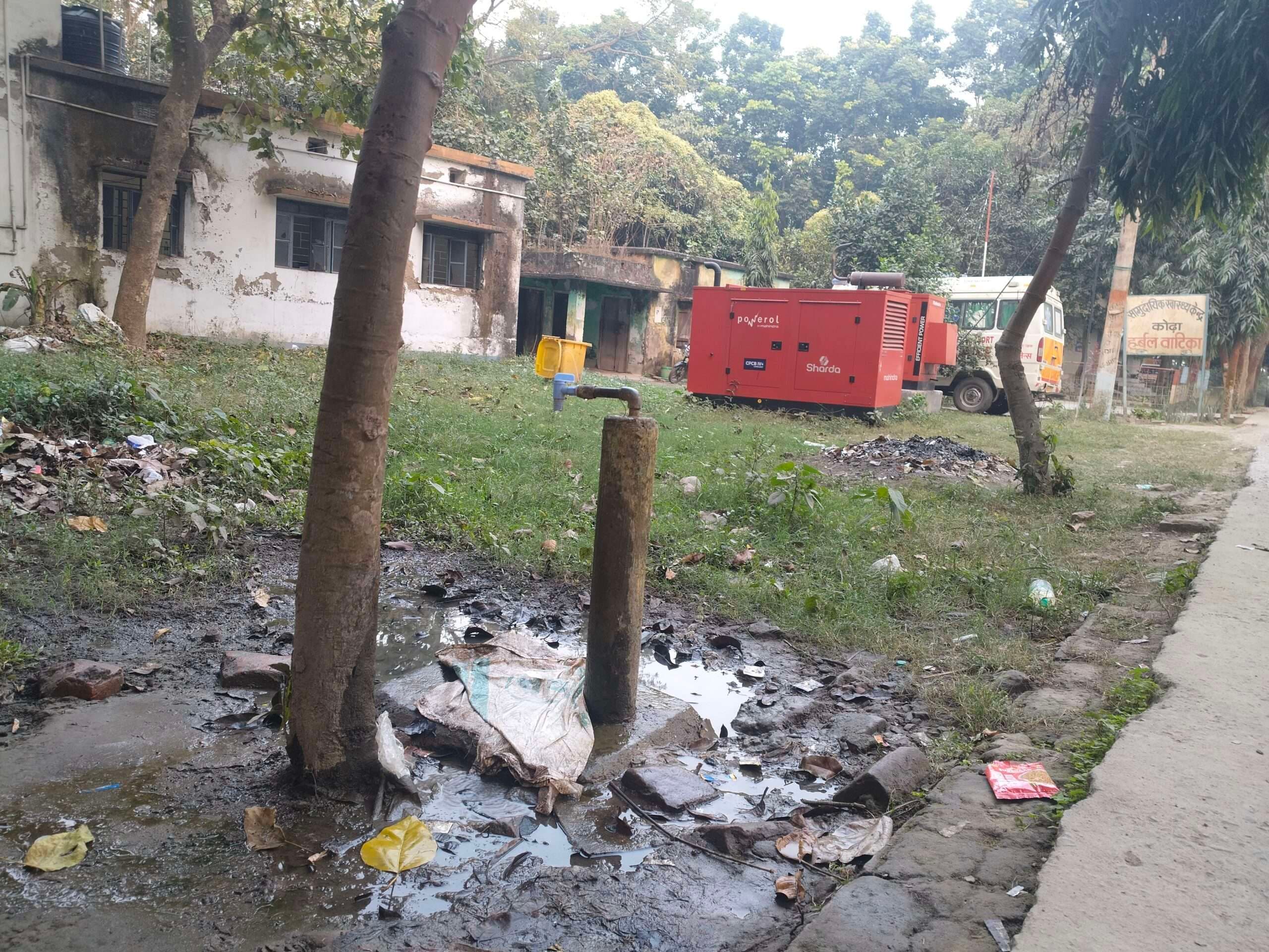 कीचड़ से पटा रास्ता, शिकायतों के बाद भी सुस्त नपं प्रशासन