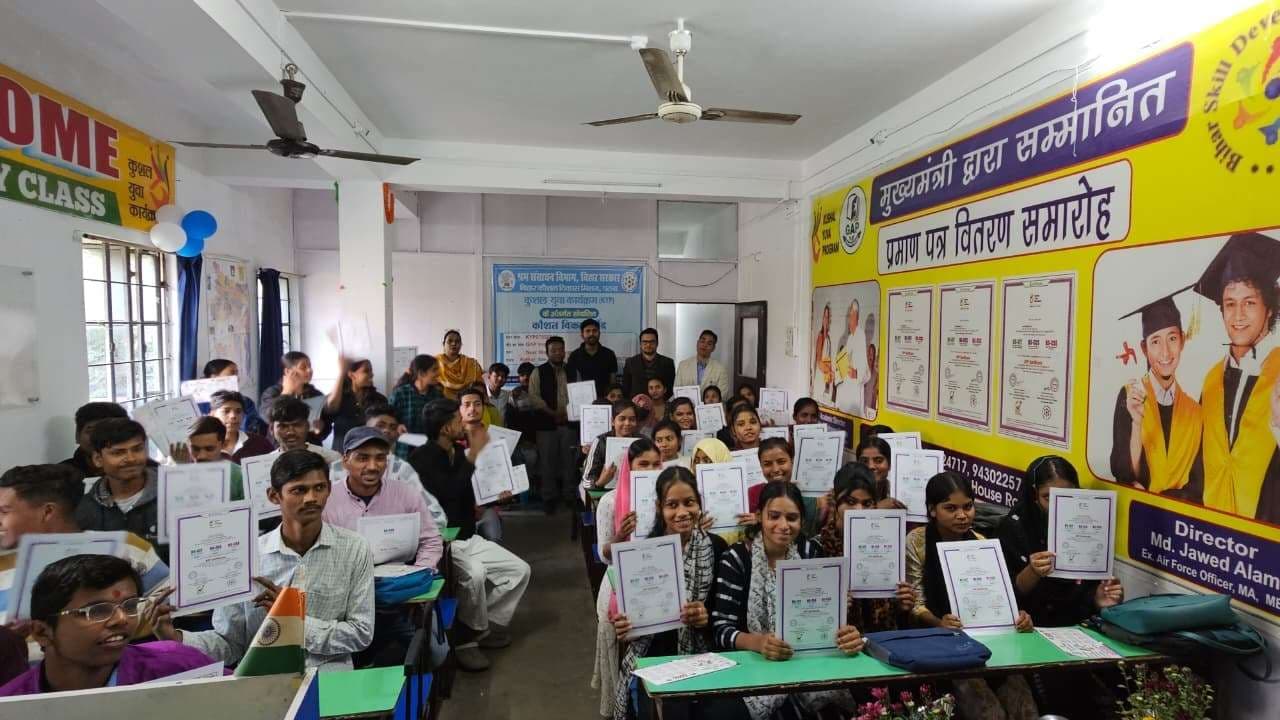 कुशल युवा के तहत 150 सफल छात्रों को मेडल व प्रमाणपत्र बांटा