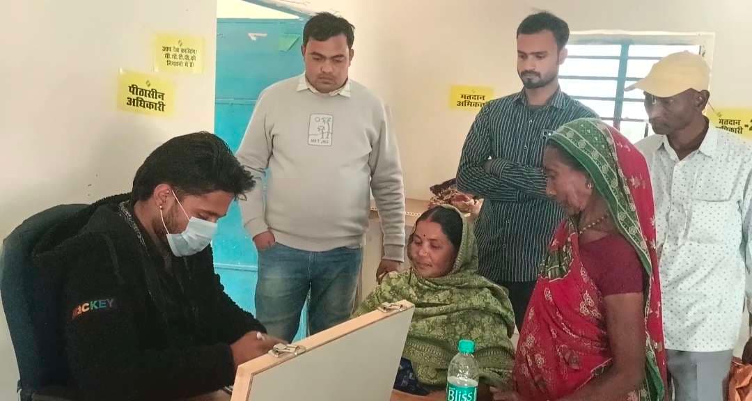 जगरनाथपुर पंचायत भवन में 50 लोगों की हुई आंखों की जांच