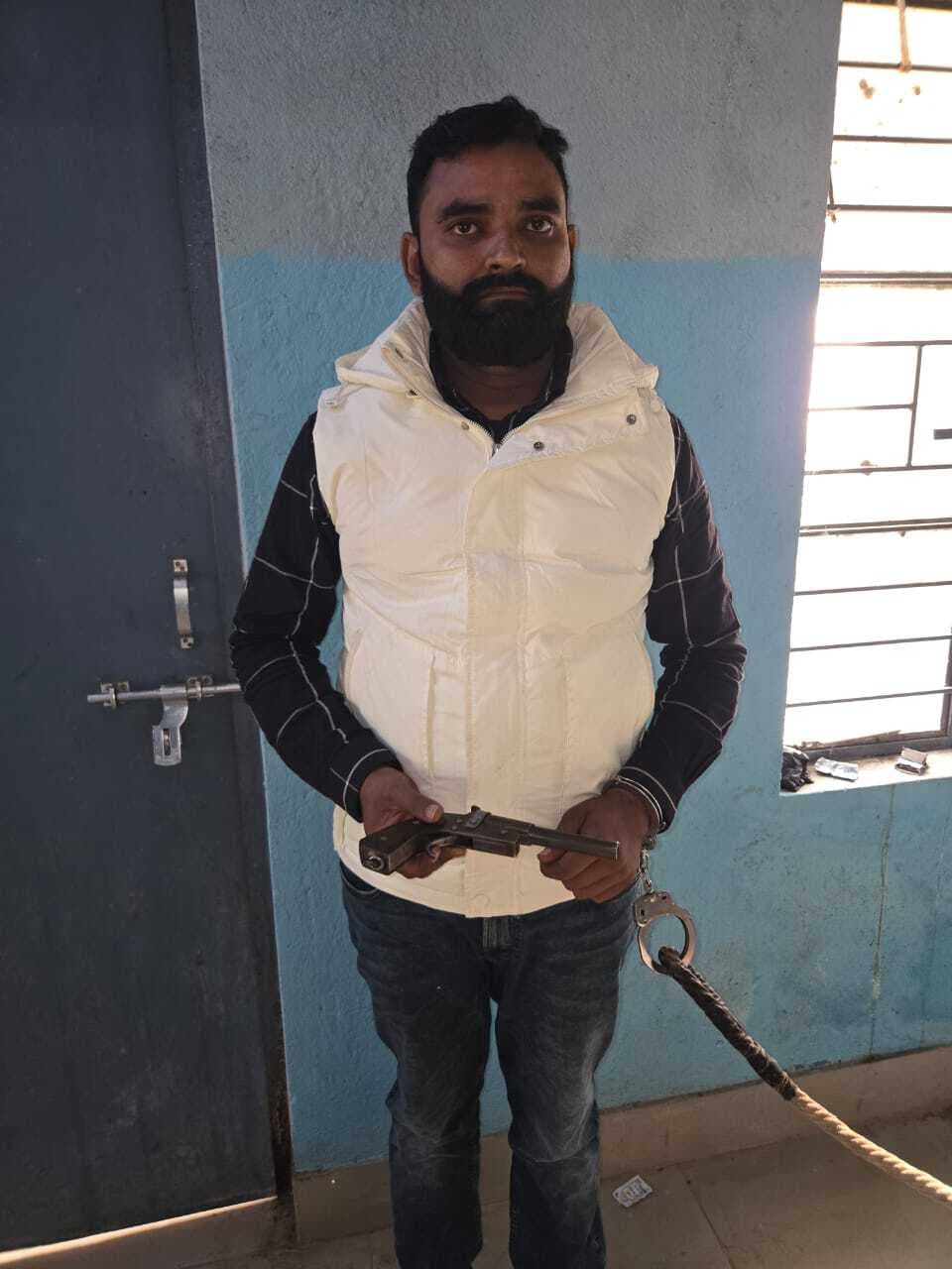 पुलिस ने हथियार व गोली के साथ अपराधी को किया गिरफ्तार