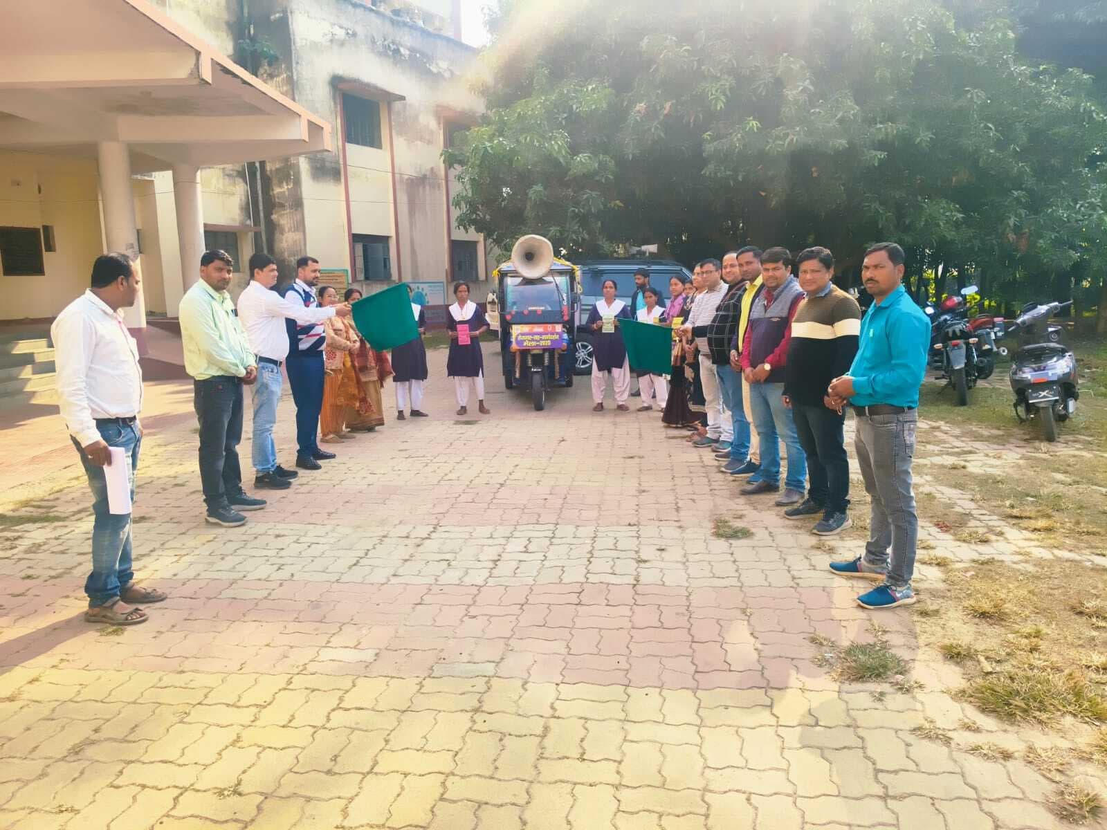 रोजगार मेले के प्रचार वाहन को हरी झंडी दिखाकर किया रवाना