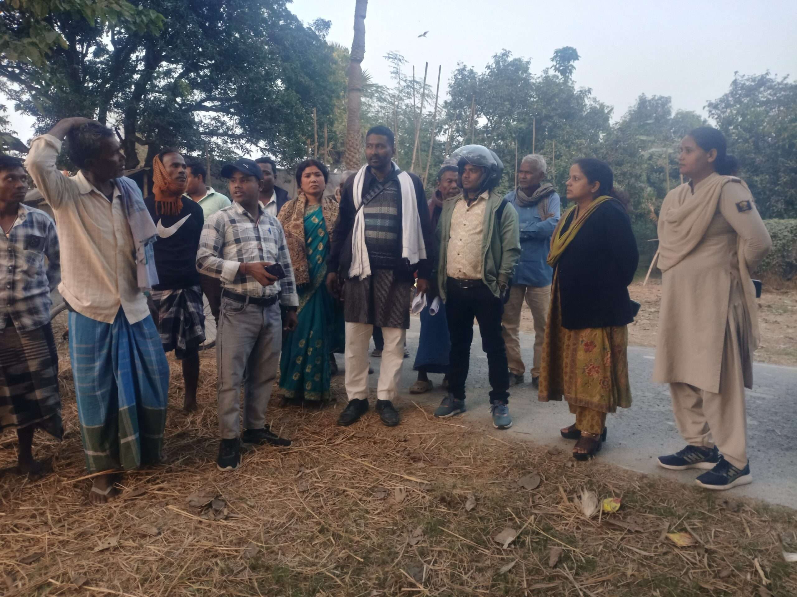 सीओ ने लाल कार्ड धारियों की जमीन का किया निरीक्षण