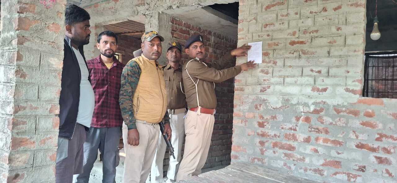 हत्या कांड के फरार अभियुक्तों के घर पुलिस ने चिपकाया इश्तेहार