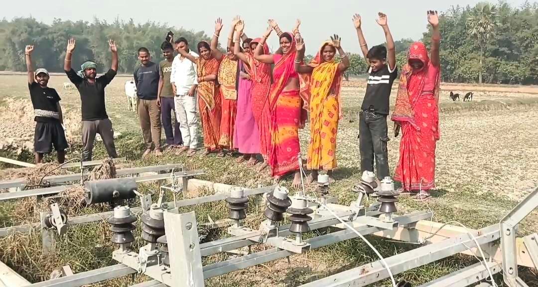 पदमपुर बहियार में छह माह से खेत में गिरा है एग्रीकल्चर ट्रांसफार्मर